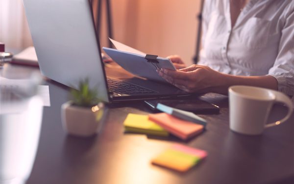 Trouver des clients : stratégies marketing pour le scriptdoctor en freelance