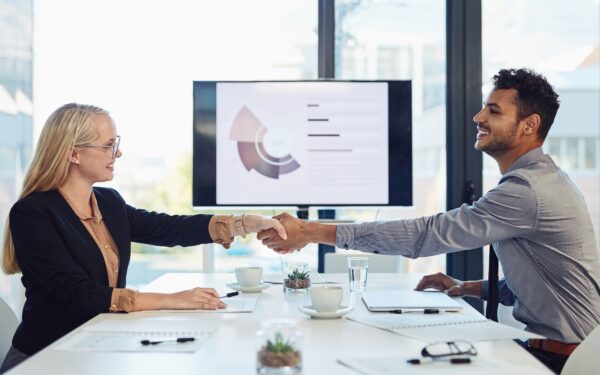 Comprendre la différence entre sponsor et sponsorship pour optimiser vos partenariats